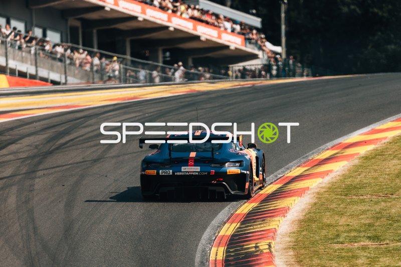 Mercedes-AMG GT3 EVO #3 von Mercedes-AMG Team Verstappen Racing in Eau Rouge
