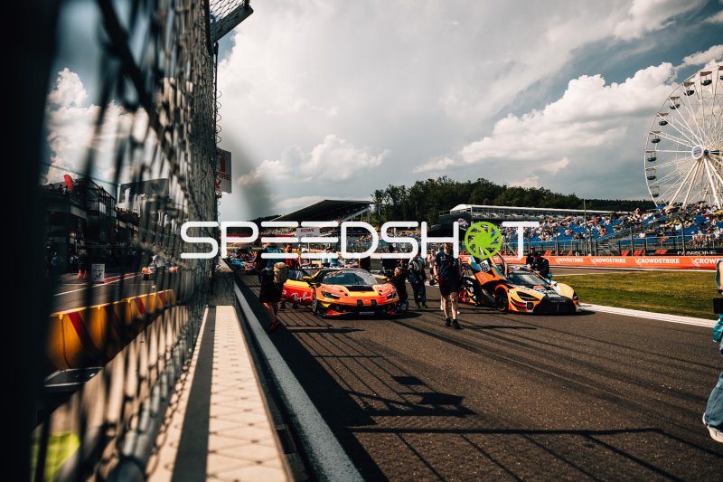 GT3-Fahrzeuge in der Startaufstellung am Circuit de Spa-Francorchamps