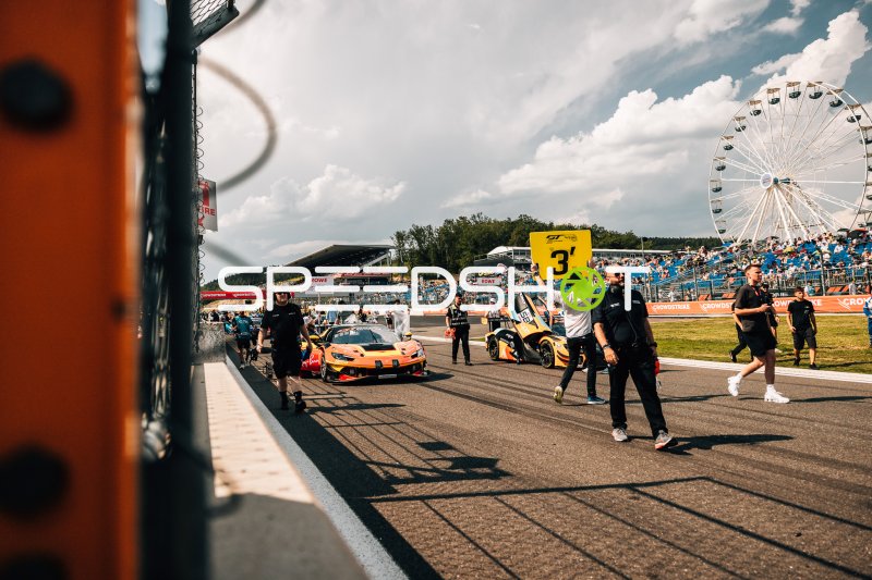 Startaufstellung auf dem Circuit de Spa-Francorchamps – 3 Minuten bis zum Start