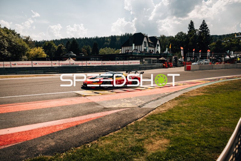Ferrari 296 GT3 EVO #51 von AF Corse auf dem Circuit de Spa-Francorchamps