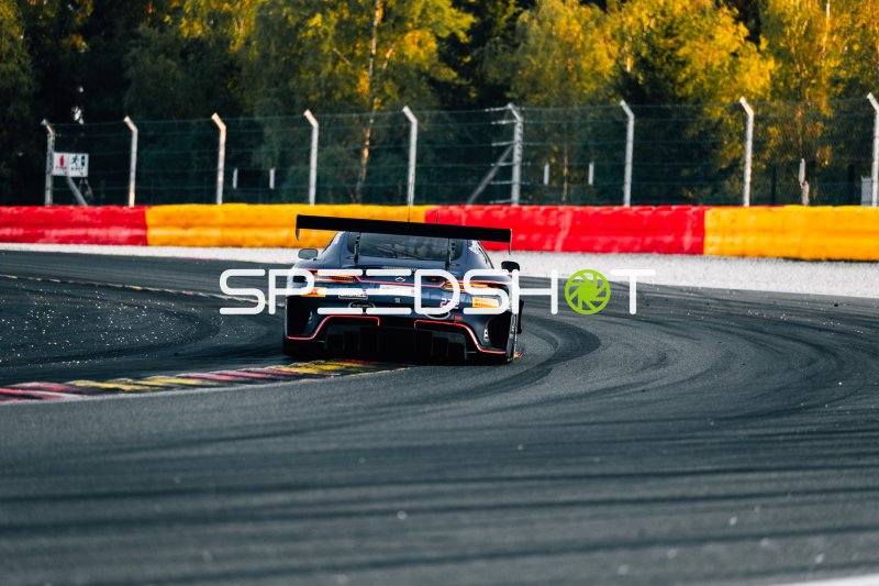 Mercedes-AMG GT3 EVO #222 von 2 Seas Motorsport in der Kurve in Spa