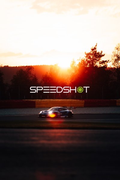 Porsche 911 GT3 R im Sonnenuntergang auf dem Circuit de Spa-Francorchamps