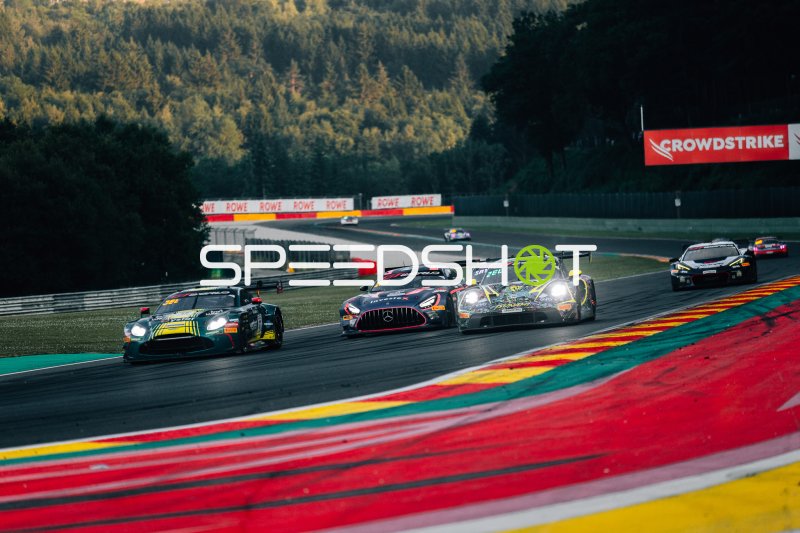 GT3-Fahrzeuge im Zweikampf durch Raidillon am Circuit de Spa-Francorchamps