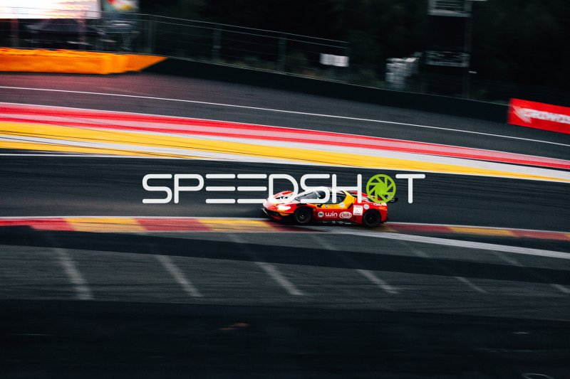 Ferrari 296 GT3 EVO in Rot-Gelb auf dem Circuit de Spa-Francorchamps