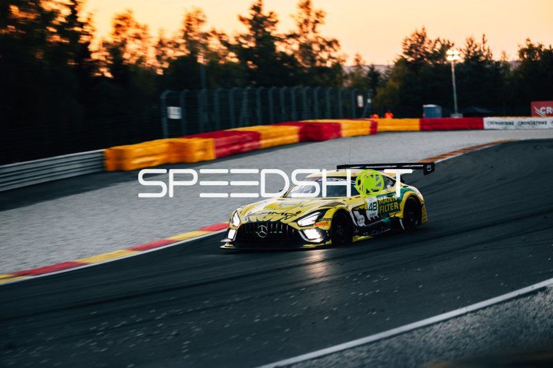 Mercedes-AMG GT3 EVO #48 von Mercedes-AMG Team Mann-Filter in der Eau Rouge