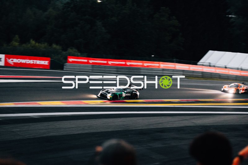 Mercedes-AMG GT3 EVO #20 von Team Motopark in der Abenddämmerung in Spa