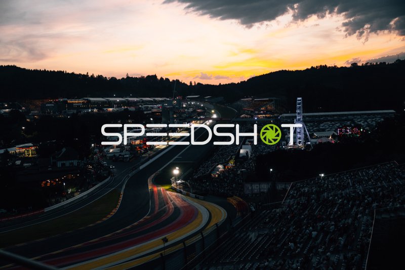 Circuit de Spa-Francorchamps bei Sonnenuntergang mit Lichtspuren der Rennfahrzeuge