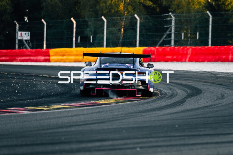 Porsche 911 GT3 R #97 von Rutronik Racing in der Kurve in Spa
