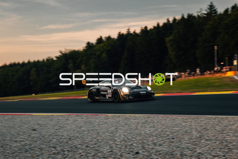 Porsche 911 GT3 R #22 von Schumacher CLRT im Abenddämmer-Licht in Spa