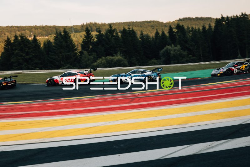 BMW M4 GT3 #98 (ROWE RACING) und Ford Mustang GT3 #64 (HRT Ford Racing) in Spa