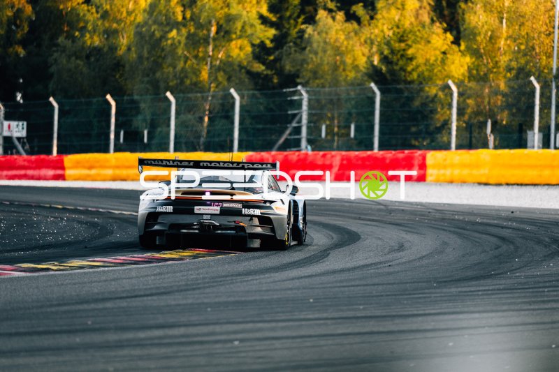 Porsche 911 GT3 R #123 von Muehlner Motorsport in der Kurve in Spa