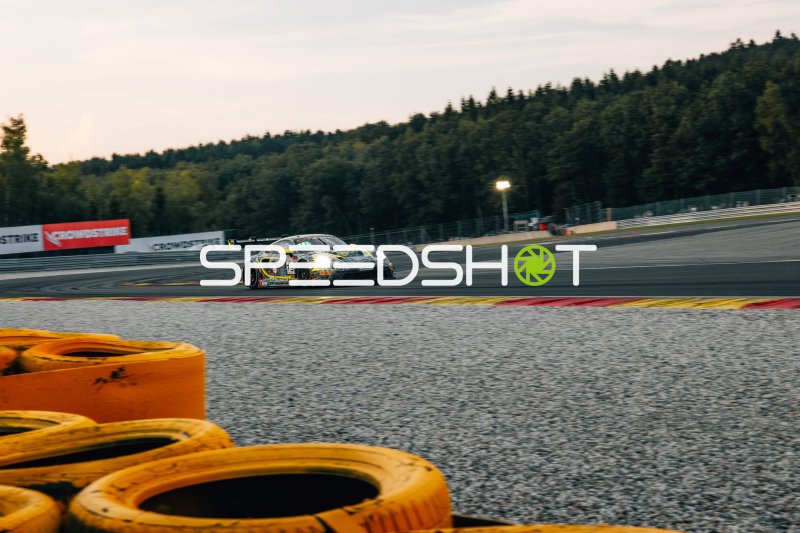 Porsche 911 GT3 R #79 von Tsunami RT in der Eau Rouge in Spa
