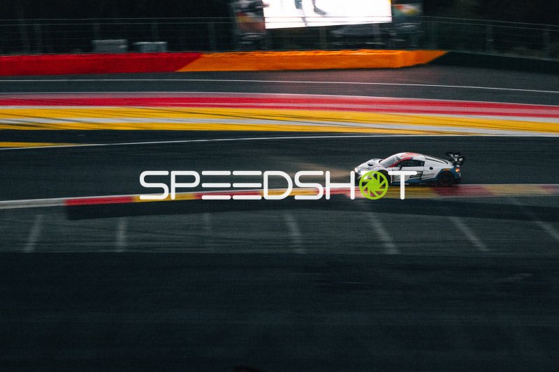 GT3-Rennwagen #25 in der Nacht auf dem Circuit de Spa-Francorchamps
