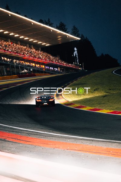 GT3-Rennwagen in der Nacht durch Raidillon am Circuit de Spa-Francorchamps