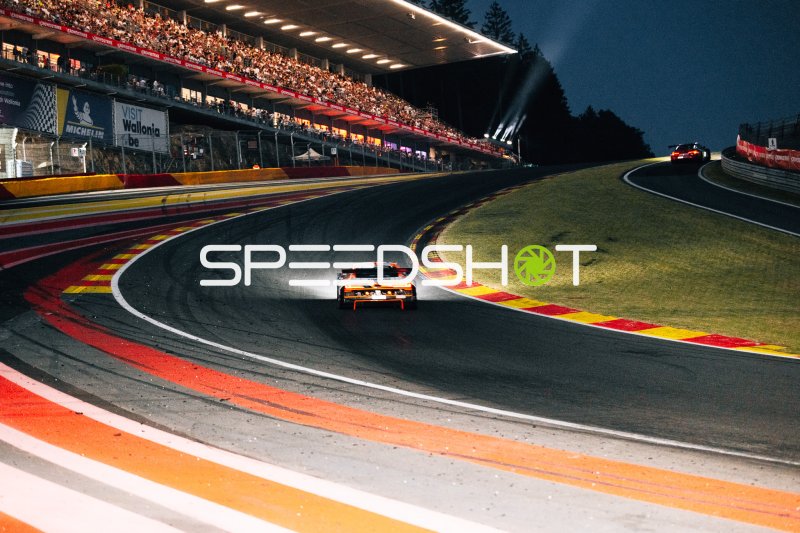 GT3-Rennwagen in der Raidillon-Kurve bei Nacht in Spa