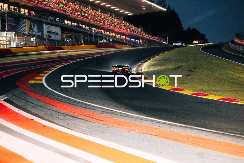 GT3-Rennwagen in der Raidillon-Kurve bei Nacht in Spa