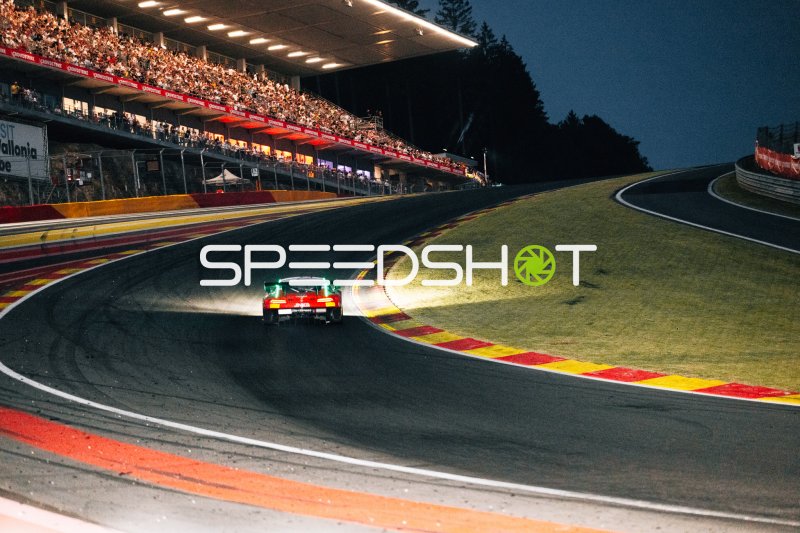Porsche 911 GT3 R in der Nacht durch Raidillon am Circuit de Spa-Francorchamps