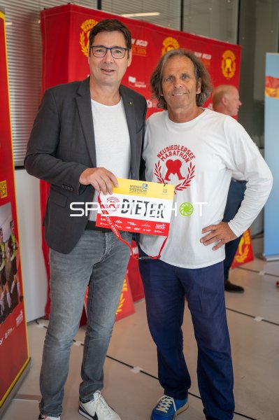 Zwei Personen bei der Präsentation des Neusiedlersee Marathons in Eisenstadt