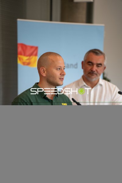 Zwei Personen vor Burgenland-Banner im Kultur Kongress Zentrum Eisenstadt