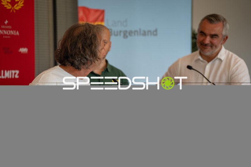 Zwei Personen im Gespräch beim Land Burgenland Event in Eisenstadt