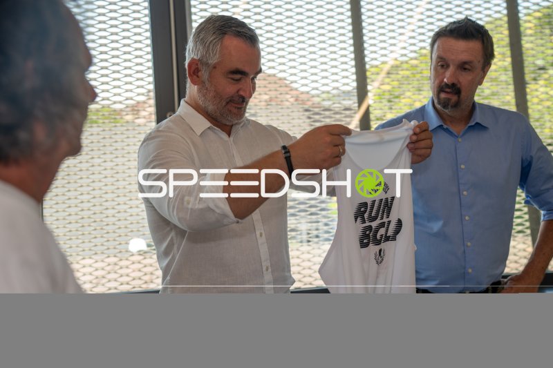 Präsentation eines Lauf-Shirts beim Neusiedlersee Marathon in Eisenstadt