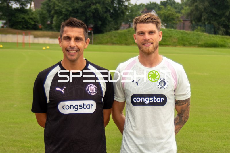 Trainer Rapp und Neuzugang Mathisen posieren im Trainingszentrum Hamburg
