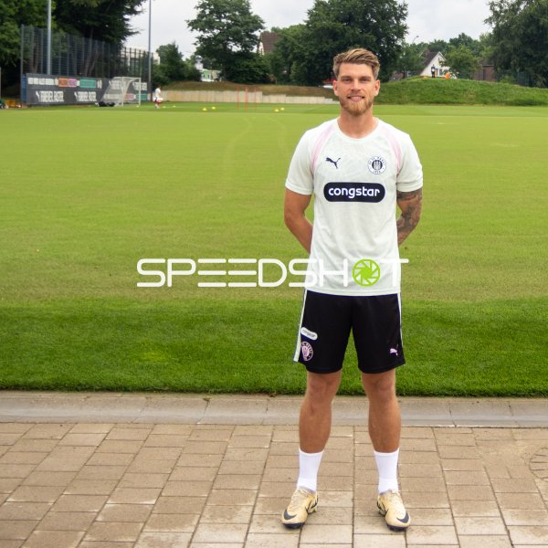 Neuzugang Marcus Mathisen posiert am Trainingsgelände in Hamburg