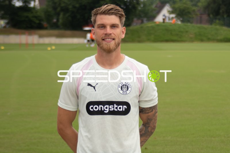 FC St. Pauli Spieler posiert beim Training in Hamburg