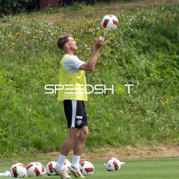 FC St. Pauli Spieler beim Balltraining im Trainingszentrum Hamburg