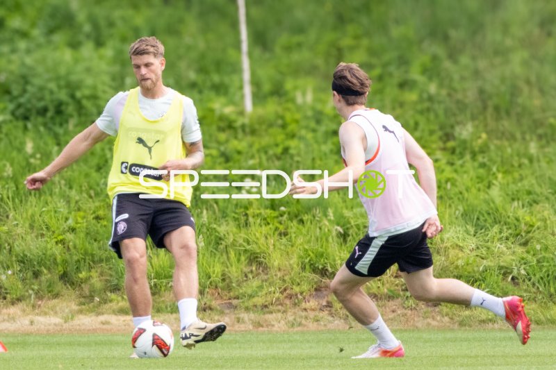 Erste Ballkontakte Marcus Mathisen ( FCSt.Pauli)