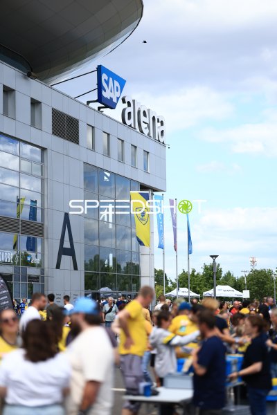 Fans vor der SAP Arena Mannheim beim Handballevent