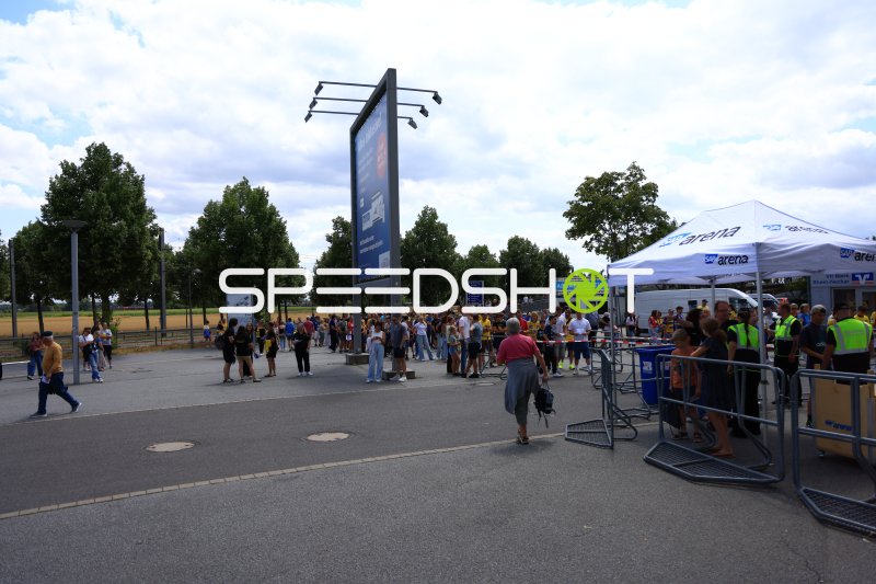 Fans strömen zum Einlass vor der SAP Arena Mannheim