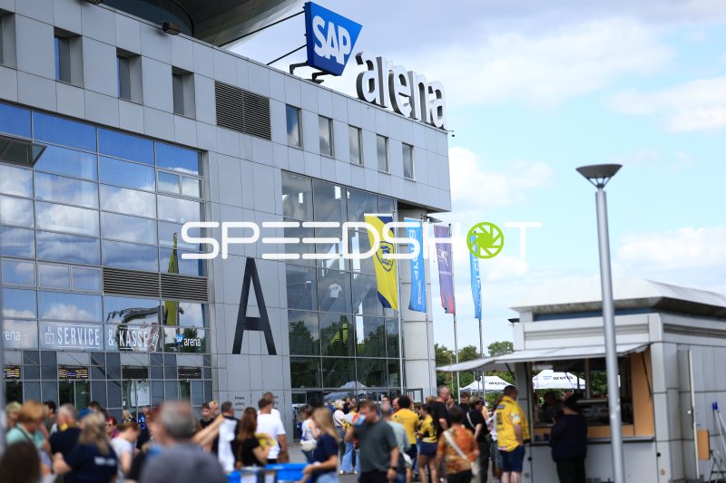 Fans strömen zur SAP Arena in Mannheim