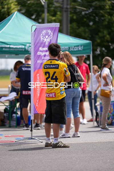 Fan im Patrick Groetzki (#24) Trikot bei Special Olympics Event