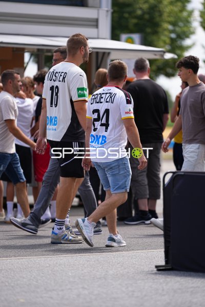 Patrick Groetzki (#24; Team Johnny) im Fan-Trikot vor der SAP Arena