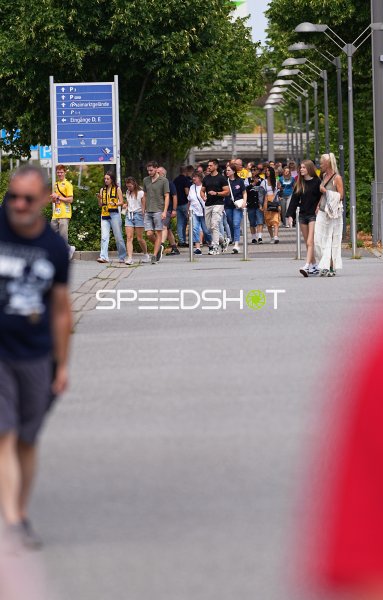 Fans auf dem Weg zur SAP Arena in Mannheim