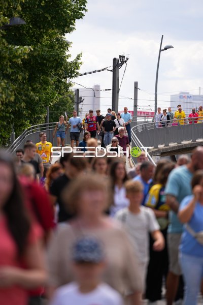 Fans auf dem Weg zur SAP Arena in Mannheim