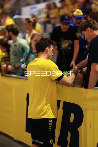 Spieler von Team Apfel gibt Autogramme an Fans in der SAP Arena