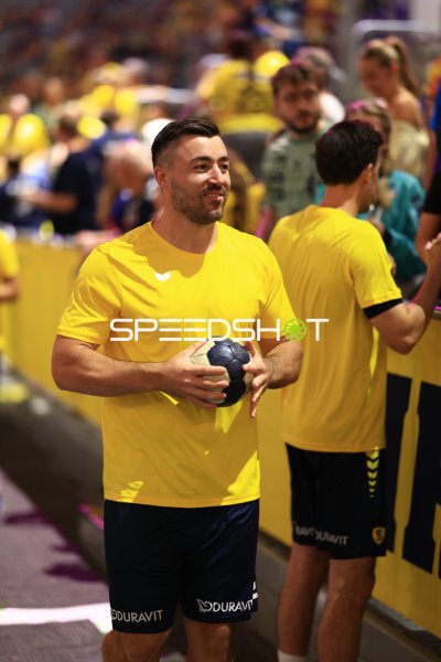 Jannik Kohlbacher (#80; Rhein Neckar Löwen) mit Ball beim Aufwärmen