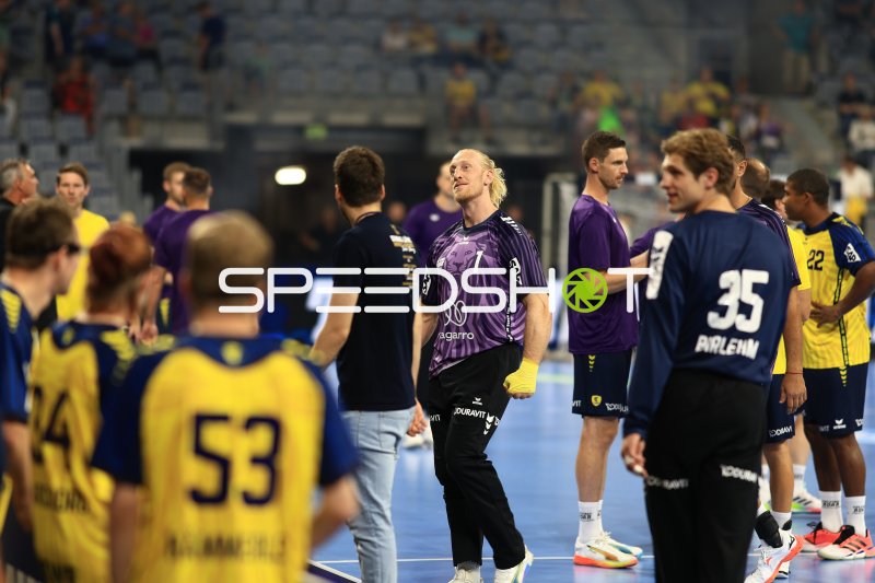 Mikael Appelgren (#1; Team Apfel) und Hendrik Pekeler (#61; Team Apfel) vor dem Spiel in der SAP Arena