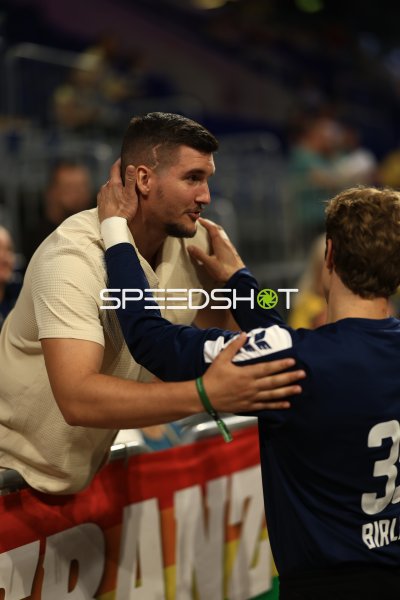Spieler von Team Apfel und Joel Birlehm (#35; Team Johnny) im Gespräch
