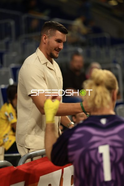Mikael Appelgren (#1; Team Apfel) im Gespräch am Spielfeldrand