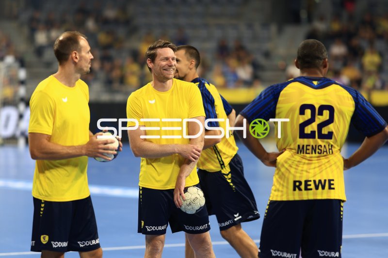 Tobias Reichmann (#9; Team Johnny) lacht mit Teamkollegen in der SAP Arena