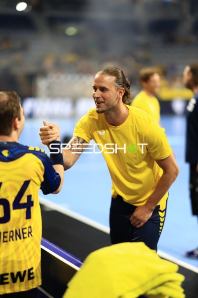 Olle Forsell Schefvert (#25; Team Johnny) beim Handshake in der SAP Arena