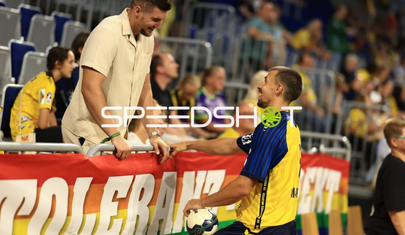 Spieler von Team Johnny begrüßt großgewachsenen Fan an der Bande