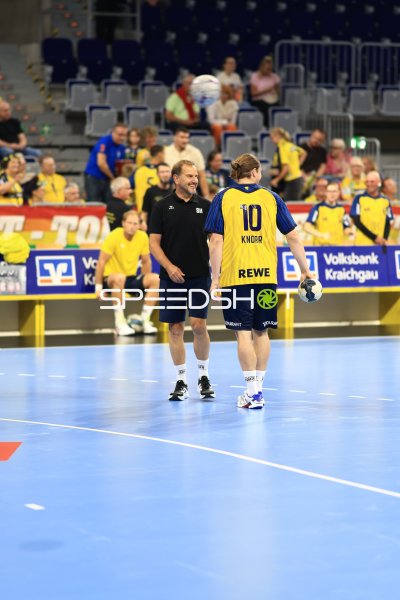 Juri Knorr (#10; Team Johnny) im Gespräch mit Trainer auf dem Spielfeld