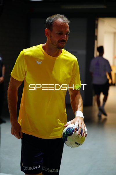 Kai Häfner (#34; Team Johnny) mit Ball im Tunnel der SAP Arena