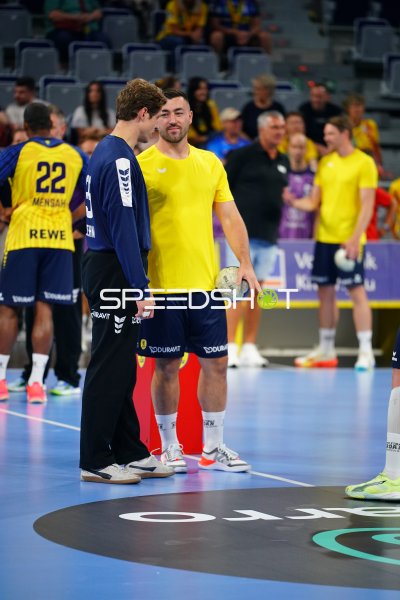 Jannik Kohlbacher (#80; Rhein Neckar Löwen) mit Ball vor dem Spiel