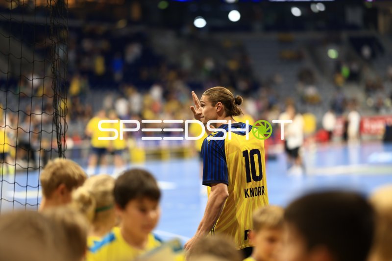 Juri Knorr (#10; Team Johnny) gibt Zeichen in der SAP Arena
