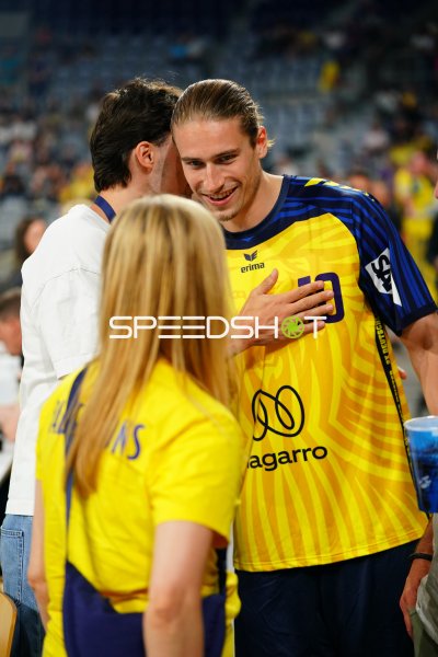 Juri Knorr (#10; Team Johnny) im Gespräch nach dem Spiel